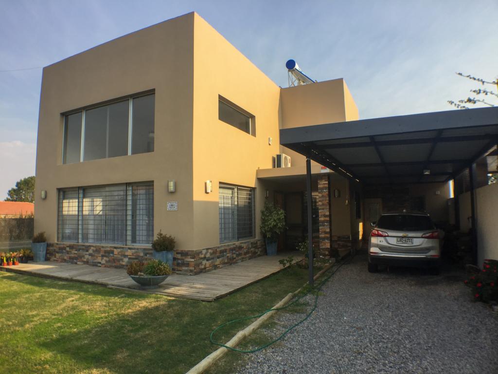 Casa de 3 dormitorios en zona residencial a metros de Rambla Costanera