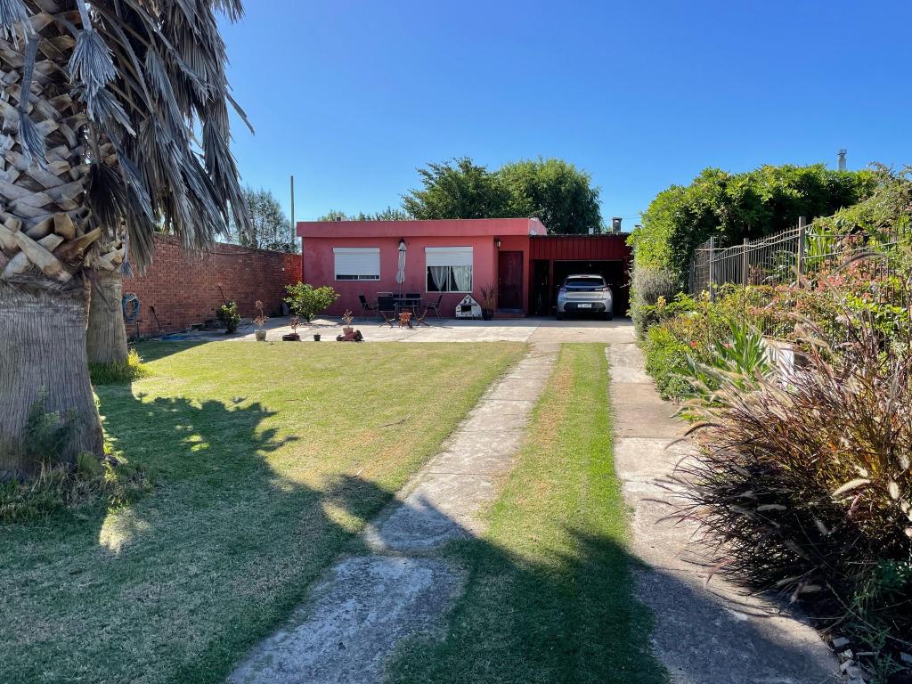 Casa con amplio terreno en lindo barrio de Colonia 